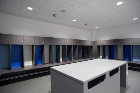 Gleich nebenan befinden sich die großzügigen Umkleidekabinen