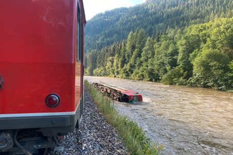 Am letzten Schultag vor den Ferien ist in Österreich ein Zug mit Dutzenden Kindern und Jugendlichen an Bord entgleist und in einen Fluss gestürzt