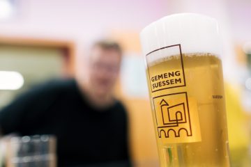 Neues aus Sanem / „Spullkëscht“ spült 8.400 Becher pro Stunde