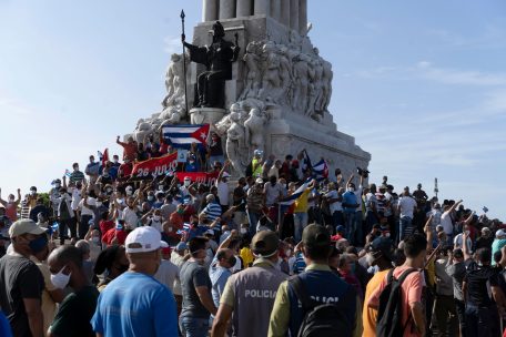  Anti-Regierungs-Demonstranten versammeln sich am Maximo-Gomez-Denkmal in Havanna, Kuba. 