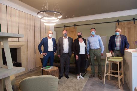 Claude Turmes, Romain Schneider, Carole Dieschbourg, Hans Oeltges und Camille Hoffmann im Showroom der Schreinerei Knaf-Buchler