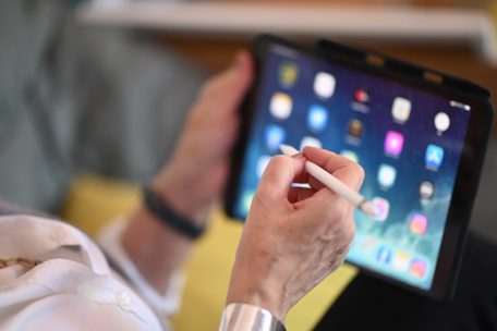 Auch wenn sich viele ältere Semester mit den modernen Kommunikationsmitteln angefreundet haben, bleiben immer noch Menschen, die nur wenig damit anfangen können. Für sie fordert die ULC Alternativen bei Bankgeschäften oder Event-Reservierungen.