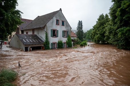 15.07.2021, Rheinland-Pfalz, Erdorf: Die Kyll ist in Erdorf über die Ufer getreten und hat Teile des Dorfes geflutet