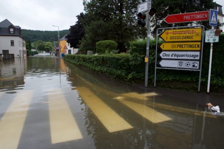 Auch Mersch war zeitweise in verschiedene Richtungen abgeschnitten. In Rollingen (Bild) und Beringen stand am Donnerstag noch die ganze Straße unter Wasser.