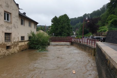 Aufgrund der Nähe zur Weißen Ernz wird Fels immer wieder von Hochwasser heimgesucht. Der kleine Wasserlauf war am Donnerstag immer noch ein reißender Fluss.
