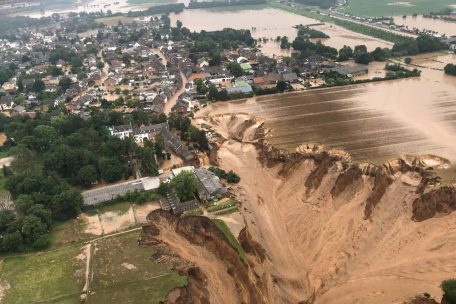 Deutschland / 93 Tote bei Hochwasserkatastrophe - Dramatische Lage in Erftstadt