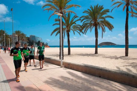 Touristen auf der Strandpromenade in Palma: Auf Mallorca kletterte die 7-Tage-Inzidenz mittlerweile auf 241 Fälle pro 100.000 Einwohner