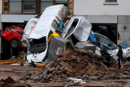Von den Fluten aufgetürmte Autos in Bad Neuenahr-Ahrweiler