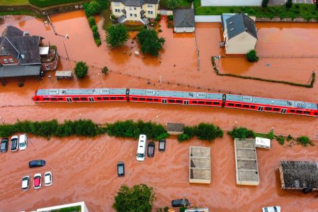 Ein Zug in Kordel, wo die Kyll über ihr Flussbett getreten ist