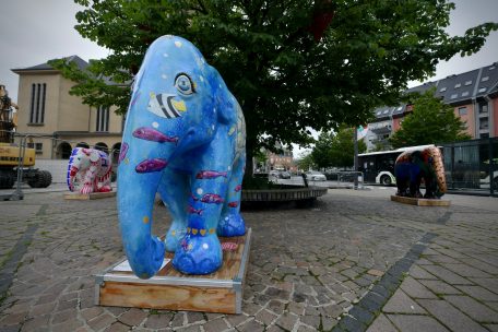 Die „Elephant Parade“ ist auch in Schifflingen angekommen: Drei Kunstwerke stehen vor dem Rathaus