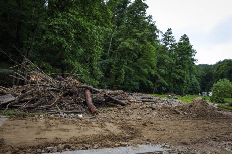 Auf dem „Cascade“-Campingplatz haben Schutt, Steine und Baumstämme den frisch sanierten Ort wieder zerstört