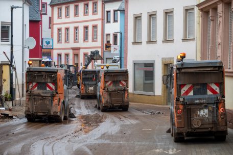 Reinigungsmaschinen der Stadt säubern im Stadtteil Ehrang die Straßen nach dem Hochwasser der Kyll