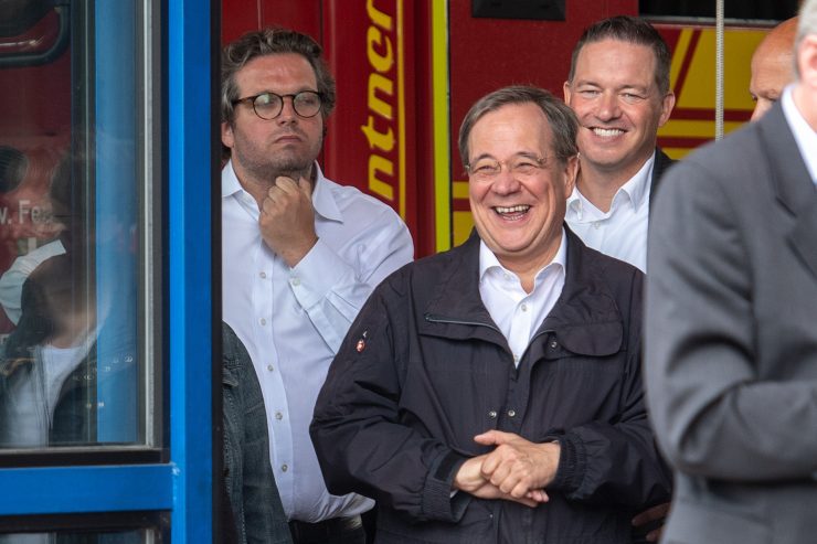 Politiker / Deutschland ringt um Fassung, Laschet lacht – und später auch der Bundespräsident