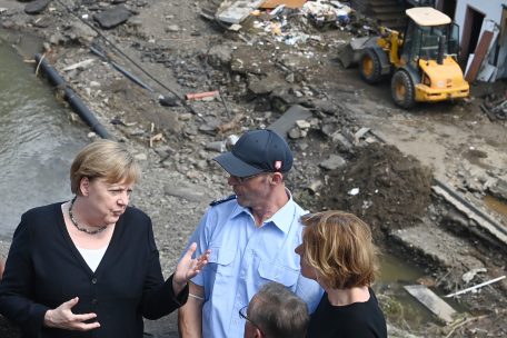 Gestern besuchte die deutsche Kanzlerin Angela Merkel gemensam mit der Ministerpräsidentin aus Rheinland-Pfalz, Malu Dreyer das Katastrophengebiet