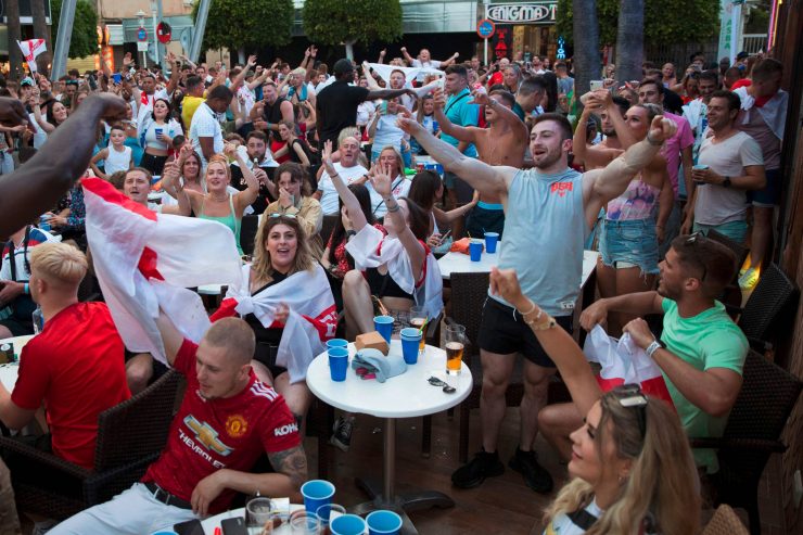 Spanien / Partyverbot, Strandsperre, Alkoholbann: Nach Virus-Tsunami neue Beschränkungen auf Mallorca