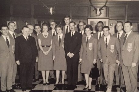 Die Luxemburger Olympiadelegation 1964 nach ihrer Rückkehr bei der offiziellen Audienz im Großherzoglichen Palast: v.l.n.r. Charles Sowa, Johny Schleck, Ady Stefanetti, Vic Kremer, COL-Präsident Paul Wilwertz, Pierre Hentges Sr., Jean Aniset, Großherzogin Joséphine-Charlotte, Georges Welbes, Colette Flesch, Michel Medinger, Großherzog Jean, Ferd Wirtz, Ginette Rossini, Jacques Leurs, Josy Stoffel, Edy Schütz, Pierre Hentges Jr., Ray Schummer, Fred Berchem