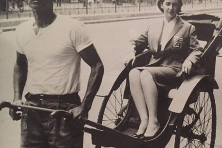 Die Fechterin Ginette Rossini auf Stadtrundfahrt