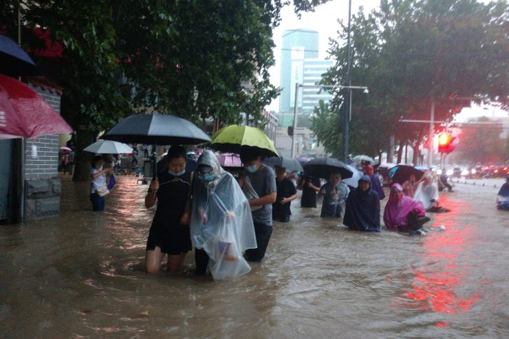Hochwasser / Schwere Überschwemmungen lösen Chaos in chinesischer Metropole aus