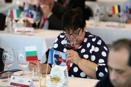 Jeweils 100 Juroren – wie hier Margarita Levieva, Chefredakteurin und Herausgeberin der Zeitschrift „Bulgaria, Land of Wine“ – wechselten sich alle drei Tage beim Bewerten ab