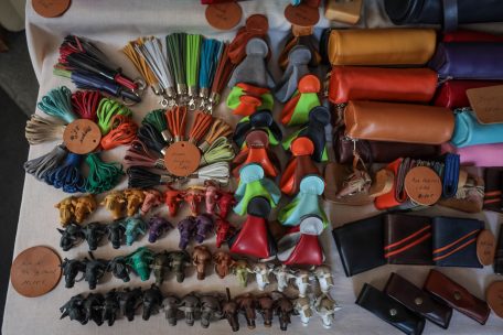 Vergessenes Handwerk  / Schöne Lederstücke: Bei Martine Guy aus Herborn ist alles Handarbeit 