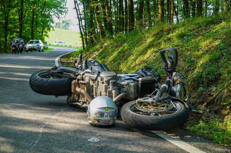 Tëntesmillen / Motorradfahrer aus Deutschland kracht gegen Traktoranhänger und verunglückt tödlich