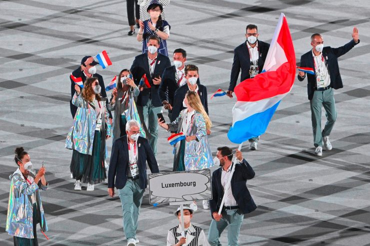 Olympia offiziell eröffnet / Keine Zuschauer, wenig Gäste – Stacchiotti und Majerus tragen die Fahne ins Stadion