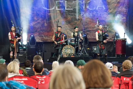 Ungewohnt: Zeltik im Sitzen