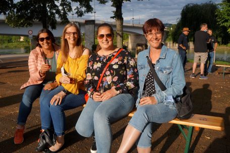 Silvia, Tini, Marny und Brigitte (v.l.n.r.) genießen die Abendsonne und den prickelnden „Picadilly“ am Dreiländereck in Schengen