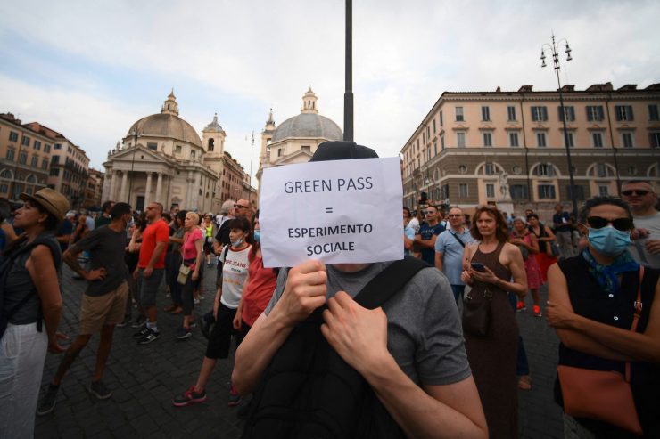 „Grüner Pass“ / Tausende demonstrieren in Italien gegen Pflichteinführung eines Impfausweises