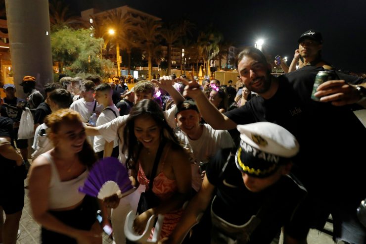 Hochinzidenzgebiet / Die Party auf Mallorca geht weiter: Urlauber sind gelassen, Hoteliers besorgt