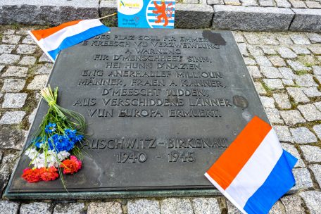 „Amicale Post Luxembourg“ / Blumenniederlegung am Ort des Grauens