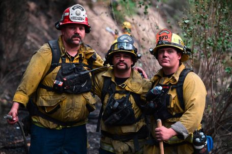 Feuerwehrleute in Twain, Kalifornien, am Montag. Sie bekämpfen das sogenannte „Dixie“-Feuer, das sich in einem Umkreis von 130 Kilometern ausgebreitet hat.