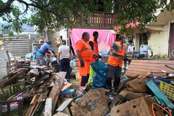 Reportage / Zwischen Schlamm und Schrotthaufen – CIGR-Arbeiter räumen nach den Überschwemmungen auf