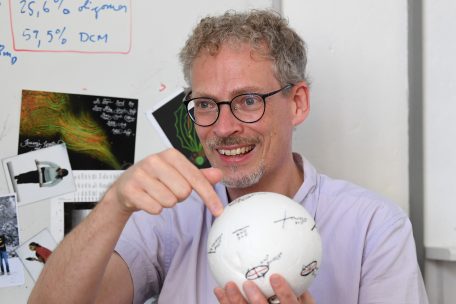 Forscher Jan Lagerwall erklärt die Funktion der Kristalle anhand eines Modells