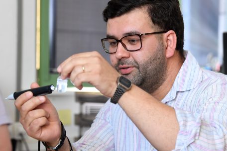Forscher Hakam Agha mit der Tinktur, in der die Kristalle eingebettet sind