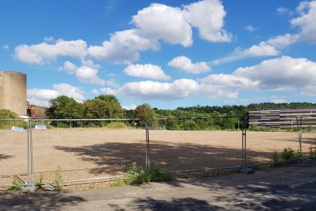 „Fourrière“ im Süden / Eine provisorische Lösung vor der provisorischen Lösung: Treffen von Gemeinde und Polizei 