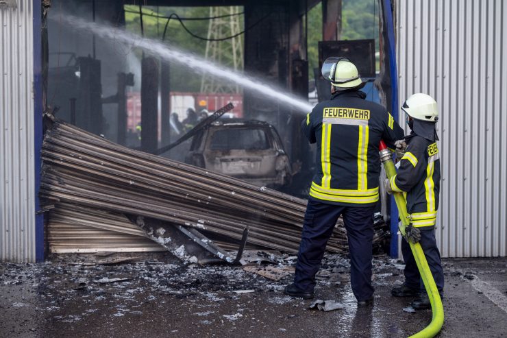 Feuerwehreinsatz / Großbrand in Trierer Autohaus: Autobahn zwischenzeitlich gesperrt