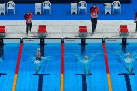 Die Luxemburgerin (2.v.r.) hatte im Vergleich mit ihren Konkurrentinnen einen guten Start auf den 50 m Freistil