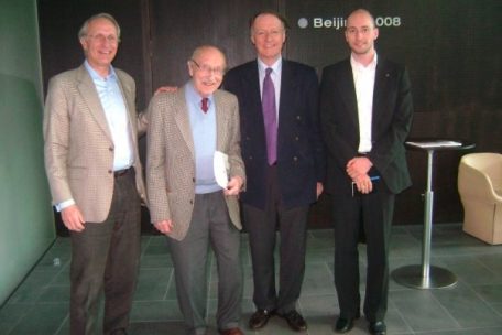 V.l.n.r.: Die drei Barone Antoine, Geoffroy und Ivan de Navacelle de Coubertin mit Jean-Marc Winckel