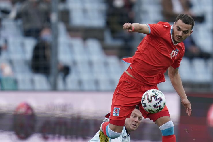 Fußball / Luxemburger im Ausland: Sinani trifft bei Huddersfield-Debüt im Elfmeterschießen