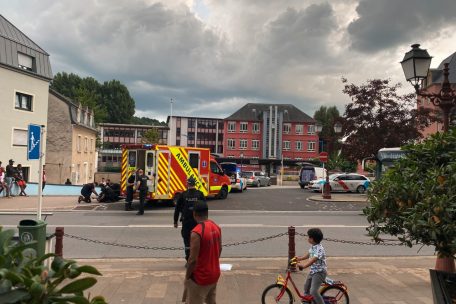 Sanit&auml;ter kommen dem Angeschossenen zur Hilfe