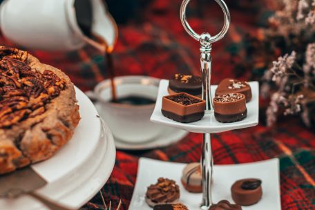 Wer es etwas nobler mag, arrangiert ein kleines Buffet mit Porzelangeschirr auf der Picknickdecke