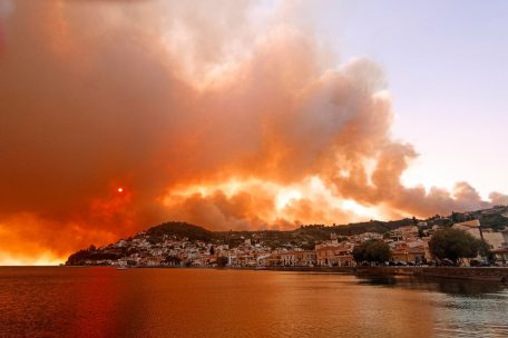 Rauch eines Waldbrandes steigt hinter einem Berghang in dem Ort Limni, auf der Halbinsel Euböa, etwa 160 Kilometer nördlich von Athen, auf. Griechenland wird weiterhin von einer Dauerhitzewelle und Trockenheit heimgesucht, weshalb zahlreiche Waldbrände ausgebrochen sind.