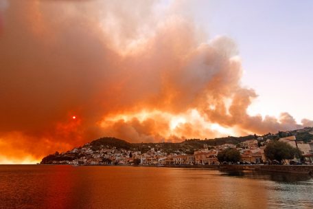 Rauch eines Waldbrandes steigt hinter einem Berghang in dem Ort Limni, auf der Halbinsel Euböa, etwa 160 Kilometer nördlich von Athen, auf. Griechenland wird weiterhin von einer Dauerhitzewelle und Trockenheit heimgesucht, weshalb zahlreiche Waldbrände ausgebrochen sind. 