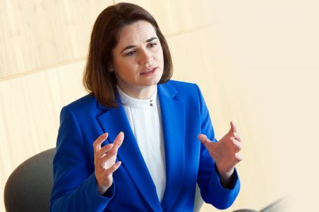 Swetlana Tichanowskaja, die mutmaßliche Wahlsiegerin der Präsidentschaftswahl in Belarus im vergangenen Jahr, wurde vom Regime genötigt, ins Ausland zu fliehen