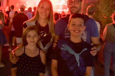 Jasmin (37), Marco (38), Tochter Kaia (9) und Sohn Levy (11) sind zum allerersten Mal als ganze Familie auf einem Konzert