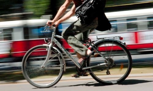 Düdelingen / Fahrradfahrer übersieht Lieferwagen und muss ins Krankenhaus