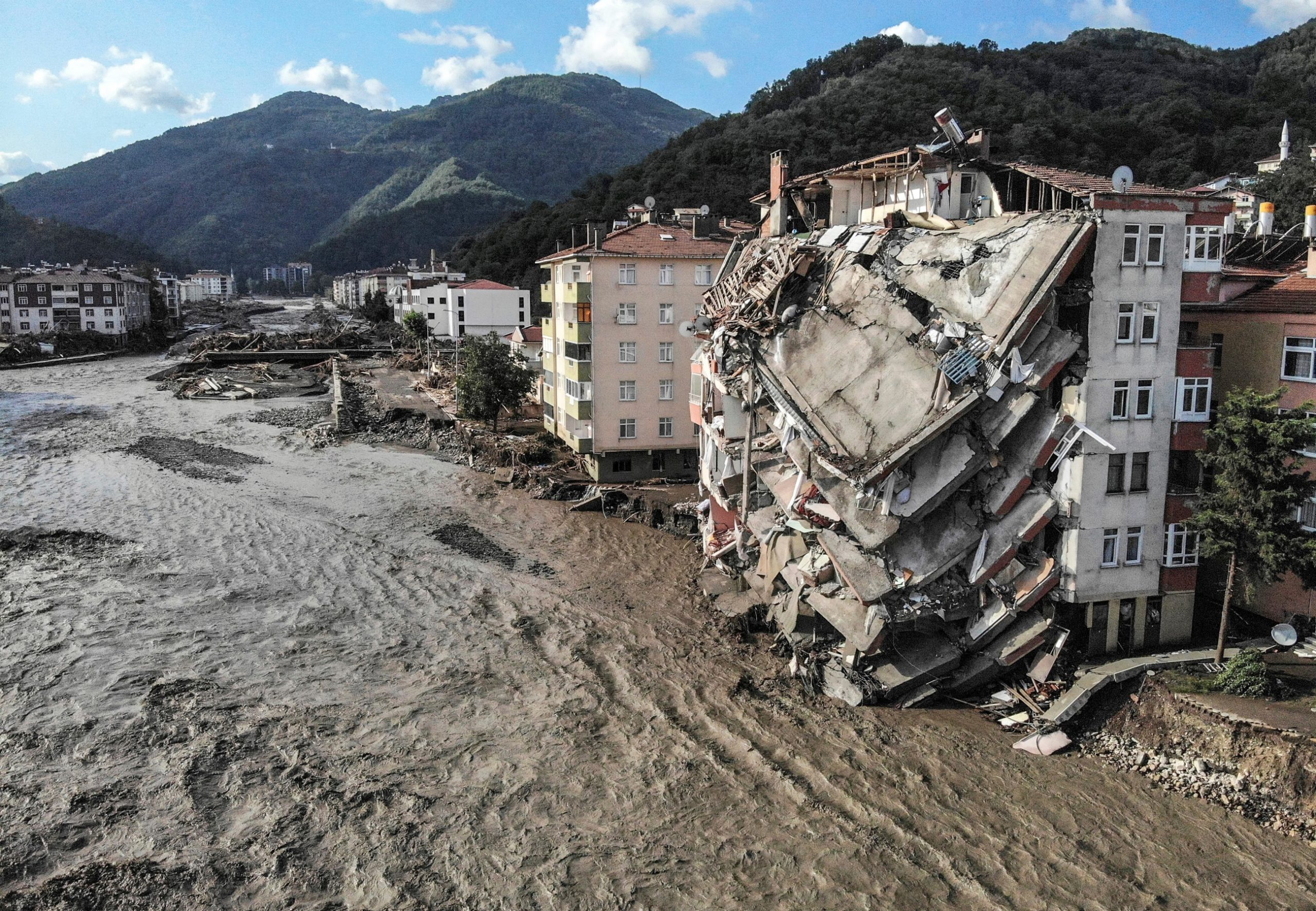 Türkei, Bozkurt: Ein Luftbild zeigt zerstörte Gebäude nach Überschwemmungen und Schlammlawinen