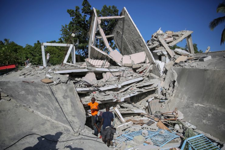 Naturkatastrophe / Mehr als 300 Tote bei Erdbeben in Haiti