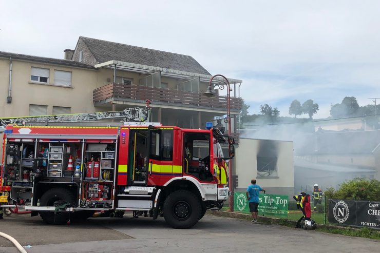 CGDIS und Polizei / Wirtshaus in Vichten geht in Flammen auf – Großeinsatz mit mehr als 60 Feuerwehrleuten